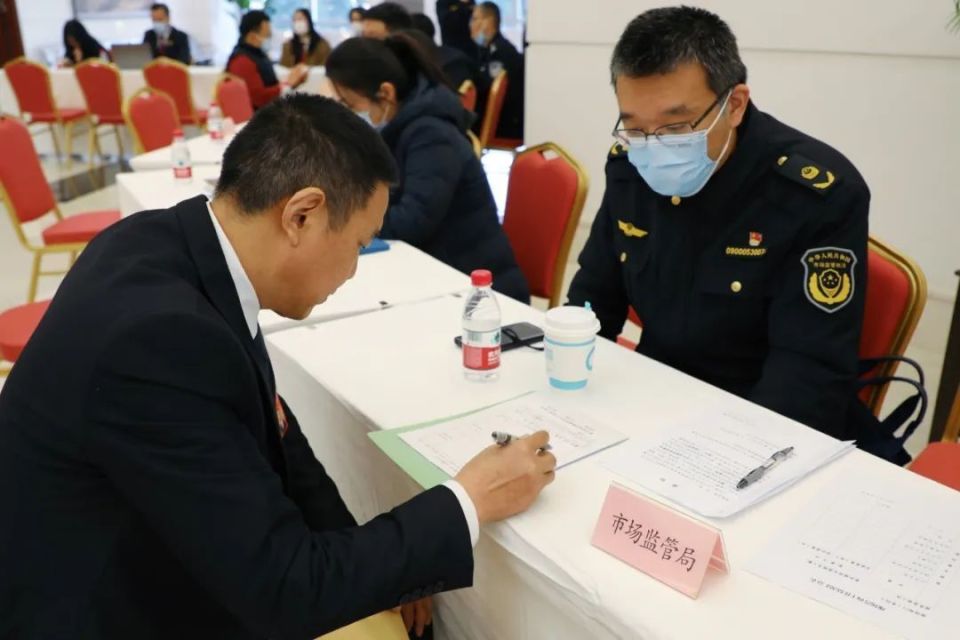 長(zhǎng)寧區(qū)人大代表、政協(xié)委員聚焦食品安全監(jiān)管 回應(yīng)關(guān)切，筑牢防線